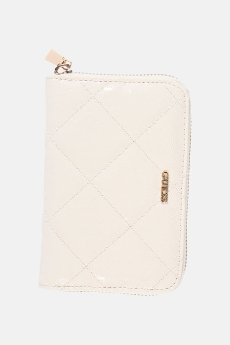 Portefeuille blanc matelassé de Guess avec motif en losange et fermeture éclair dorée.