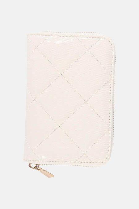 Portefeuille blanc de Guess®, motif matelassé en losanges et fermeture éclair dorée.
