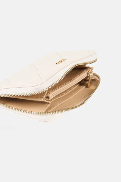 Witte kunstleren Guess-portefeuille met gewatteerd patroon en gouden ritssluiting.