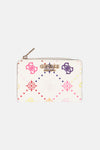 Portefeuille multicolore Guess avec logo doré, motifs graphiques et fermeture éclair.