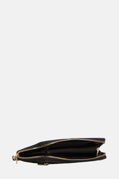 Portefeuille noir de Guess, avec une fermeture éclair dorée et plusieurs compartiments intérieurs.
