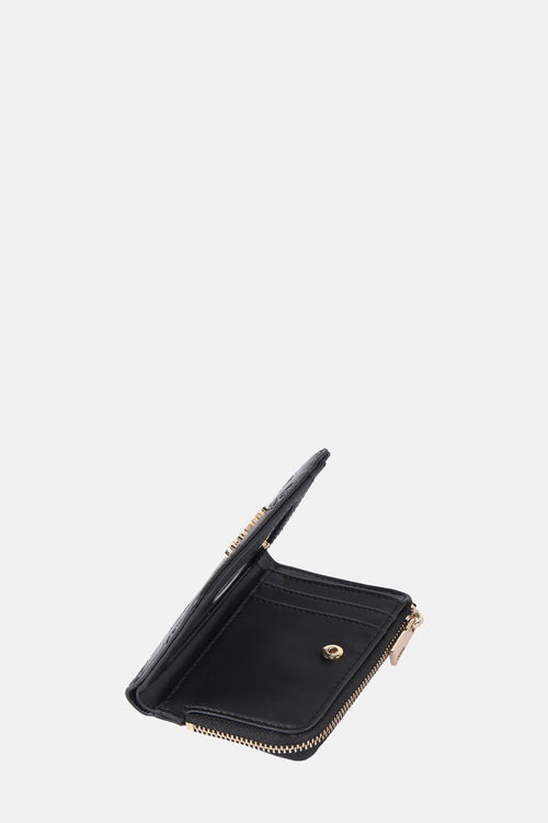 Portefeuille noir de Guess avec fermeture éclair dorée et bouton pression métallique.