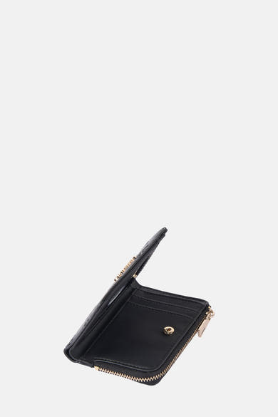 Portefeuille noir de Guess avec fermeture éclair dorée et bouton pression métallique.