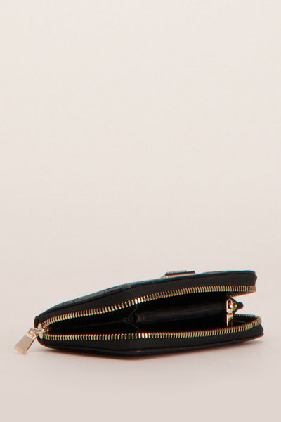 Portefeuille noir par Guess avec fermeture éclair dorée et texture cuir.