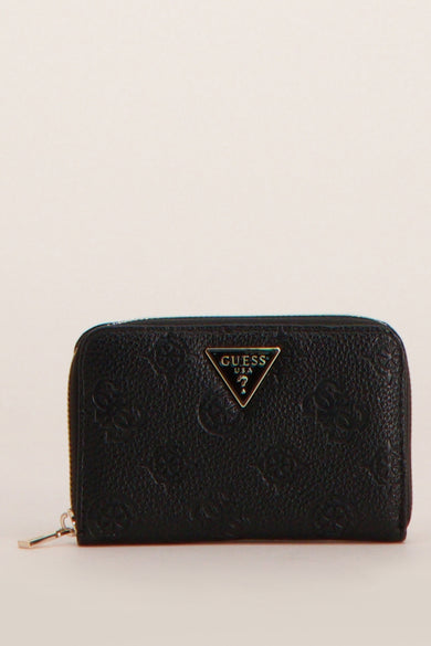 Zwarte Guess portemonnee met gouden driehoekig logo, reliëfpatroon en ritssluiting.