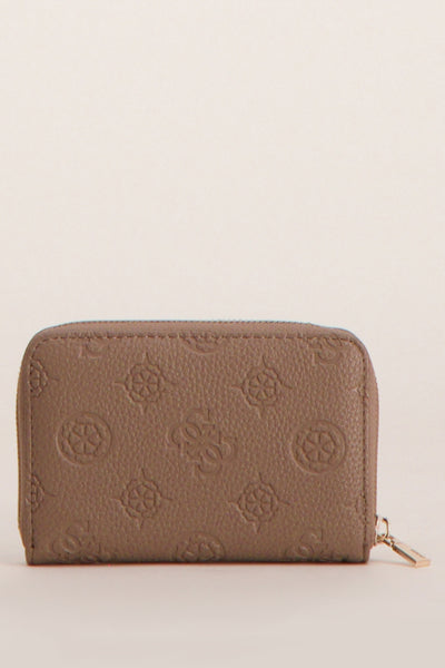 Portefeuille brun en similicuir de Guess, orné d'un motif de logo en relief et une fermeture à glissière dorée.
