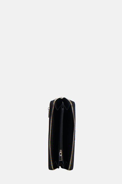 Portefeuille noir de Guess, avec fermeture éclair dorée et multiples compartiments intérieurs.