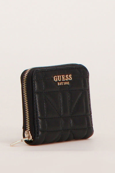 Portefeuille noir matelassé de Guess avec fermeture éclair argentée sur fond uni.

