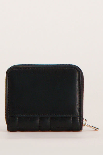 Portefeuille noir de Guess avec motif matelassé et fermeture éclair argentée.
