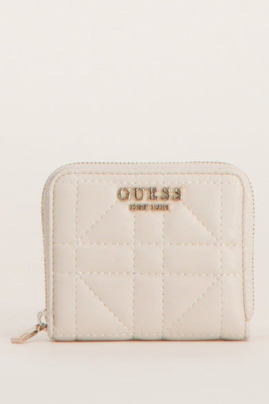 Portefeuille écru de Guess avec motif matelassé en carré et fermeture éclair argentée.