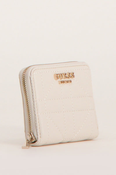 Portefeuille écru de Guess, avec motif matelassé et fermeture éclair argentée.