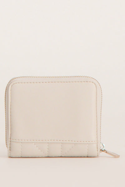 Portefeuille écru de Guess, avec fermeture éclair et motif matelassé discret sur le bas.