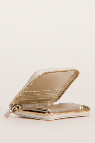 Ecru Guess portemonnee, open met gouden ritssluiting en meerdere kaartsleuven.