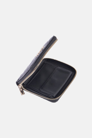 Zwarte leren portefeuille, van Guess, met gouden ritssluiting en gewatteerd patroon.