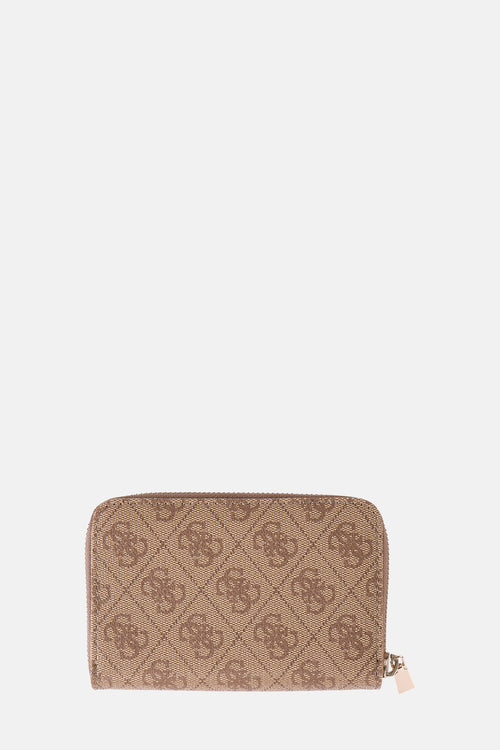 Bruine Guess portemonnee met ruitvormig monogrampatroon en gouden ritssluiting.