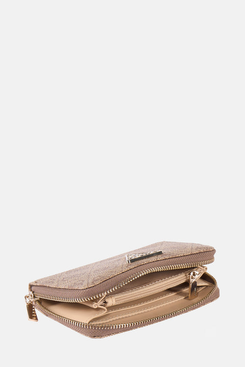 Portefeuille brun de Guess avec motif décoratif et fermeture éclair apparente.