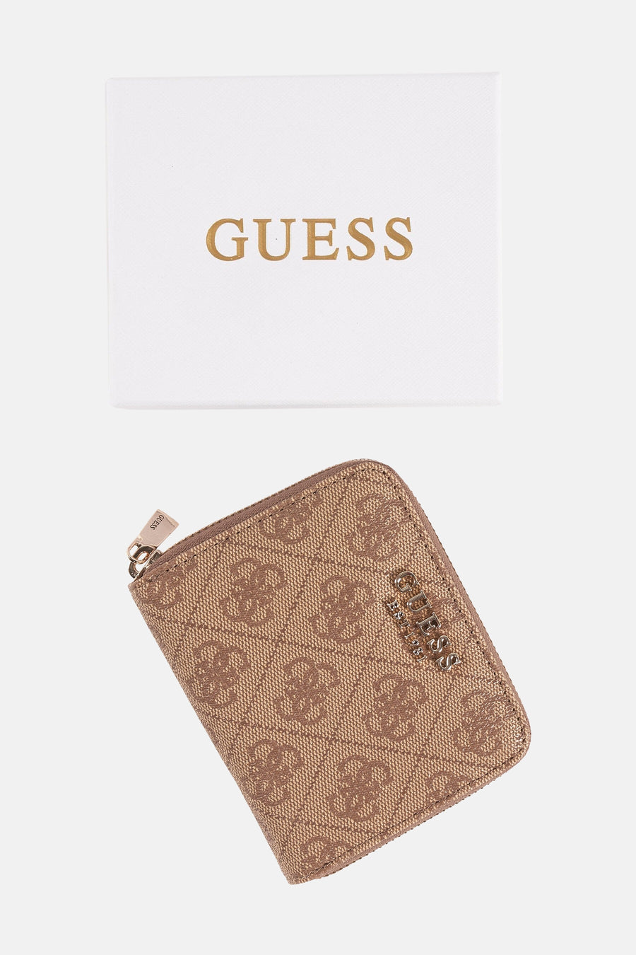 Portefeuille marron à motif logo par Guess, avec fermeture éclair et logo argenté.
