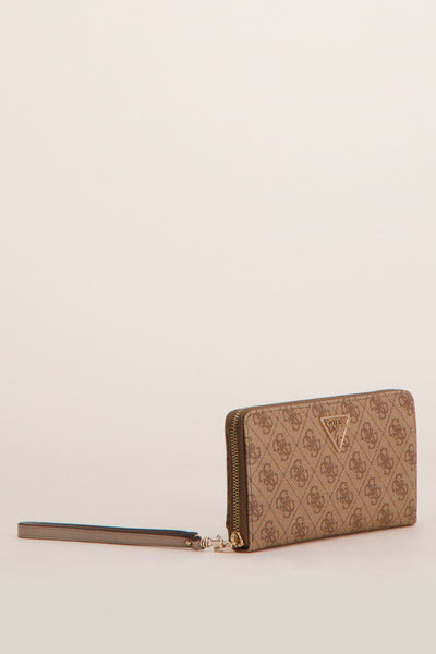 Portefeuille brun de Guess, avec un motif de logo all-over et une dragonne marron.
