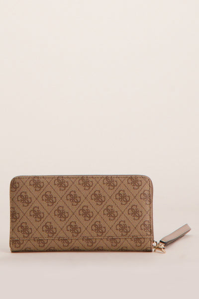 Portefeuille brun de Guess avec un motif à logos répété et une fermeture zippée dorée.