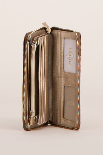 Bruin Guess portemonnee met gouden rits en zichtbaar logo.