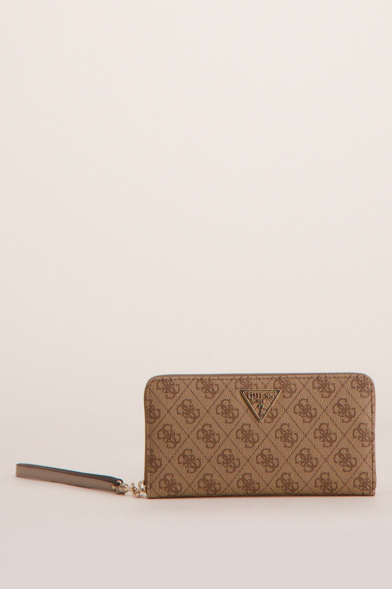 Portefeuille brun à motif losanges, de Guess, avec une dragonne amovible et le logo triangulaire de la marque.