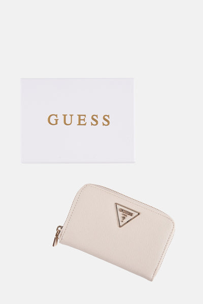 Ecru Guess portemonnee met gouden rits en driehoekig logo op een witte achtergrond.