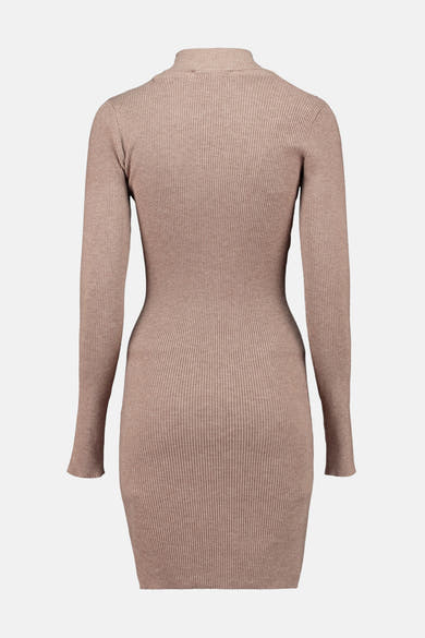 Robe moulante à manches longues beige de ZABAIONE, en tricot côtelé, vue arrière.
