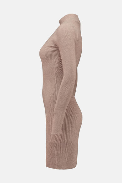 Robe beige à manches longues de ZABAIONE, en maille côtelée, coupe moulante.