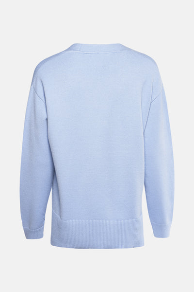 Blauwe cardigan van Zabaione, gemaakt van fijne tricots, met een ontspannen pasvorm, getoond van achter.