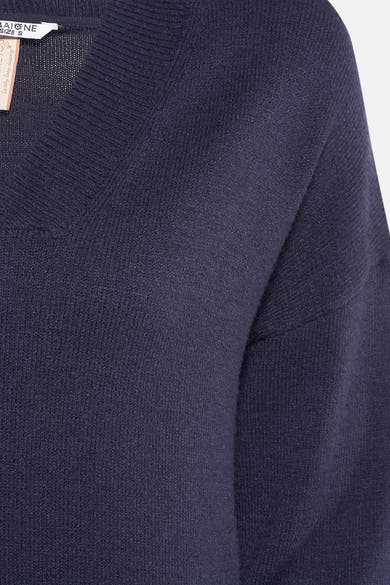 Blauwe V-hals trui van ZABAIONE, in textuurgebreid, met zichtbaar maatlabel.