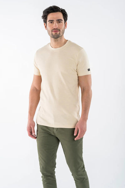 T-shirt beige à manches courtes de PRESLY & SUN, porté avec un pantalon kaki.