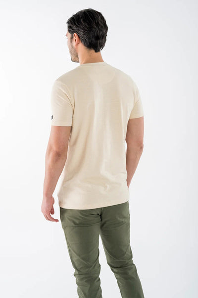 T-shirt beige à manches courtes de PRESLY & SUN, porté avec un pantalon kaki, vue de dos.