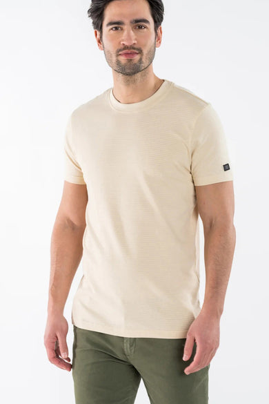 T-shirt beige à manches courtes de PRESLY & SUN, à rayures horizontales et porté avec un pantalon vert.