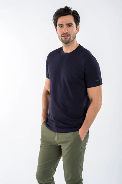 T-shirt bleu marine de PRESLY & SUN, porté avec un pantalon chino vert olive.