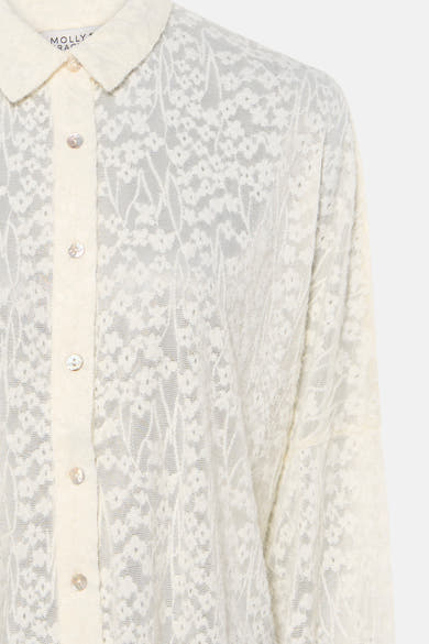 Chemise blanche à manches longues en dentelle florale, par Molly Bracken, col classique avec boutons nacrés, vue rapprochée
