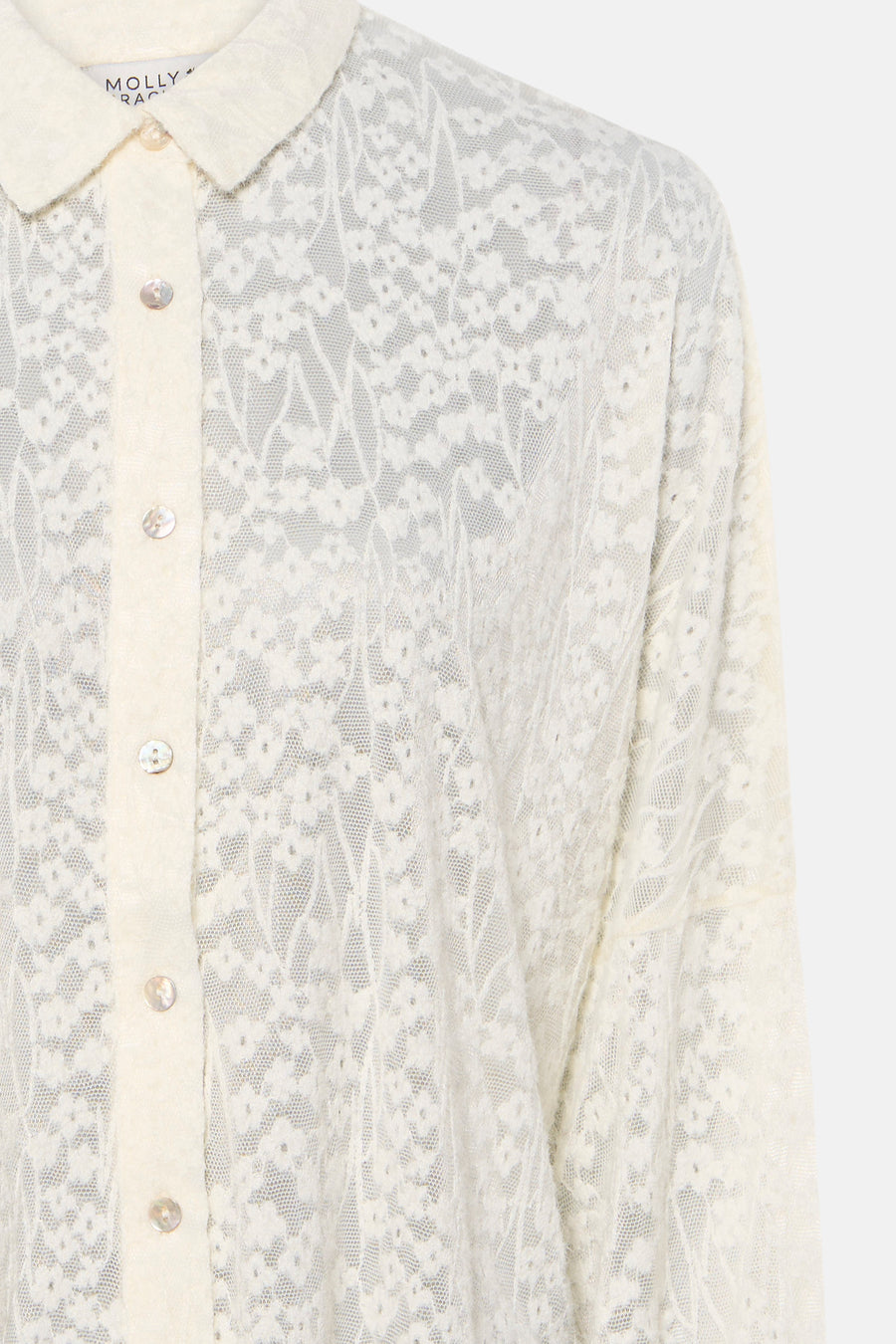 Chemise blanche à manches longues en dentelle florale, par Molly Bracken, col classique avec boutons nacrés, vue rapprochée
