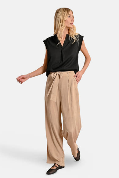 Beige broek met strikceintuur van Molly Bracken, met een geplooide textuur en een losse pasvorm.