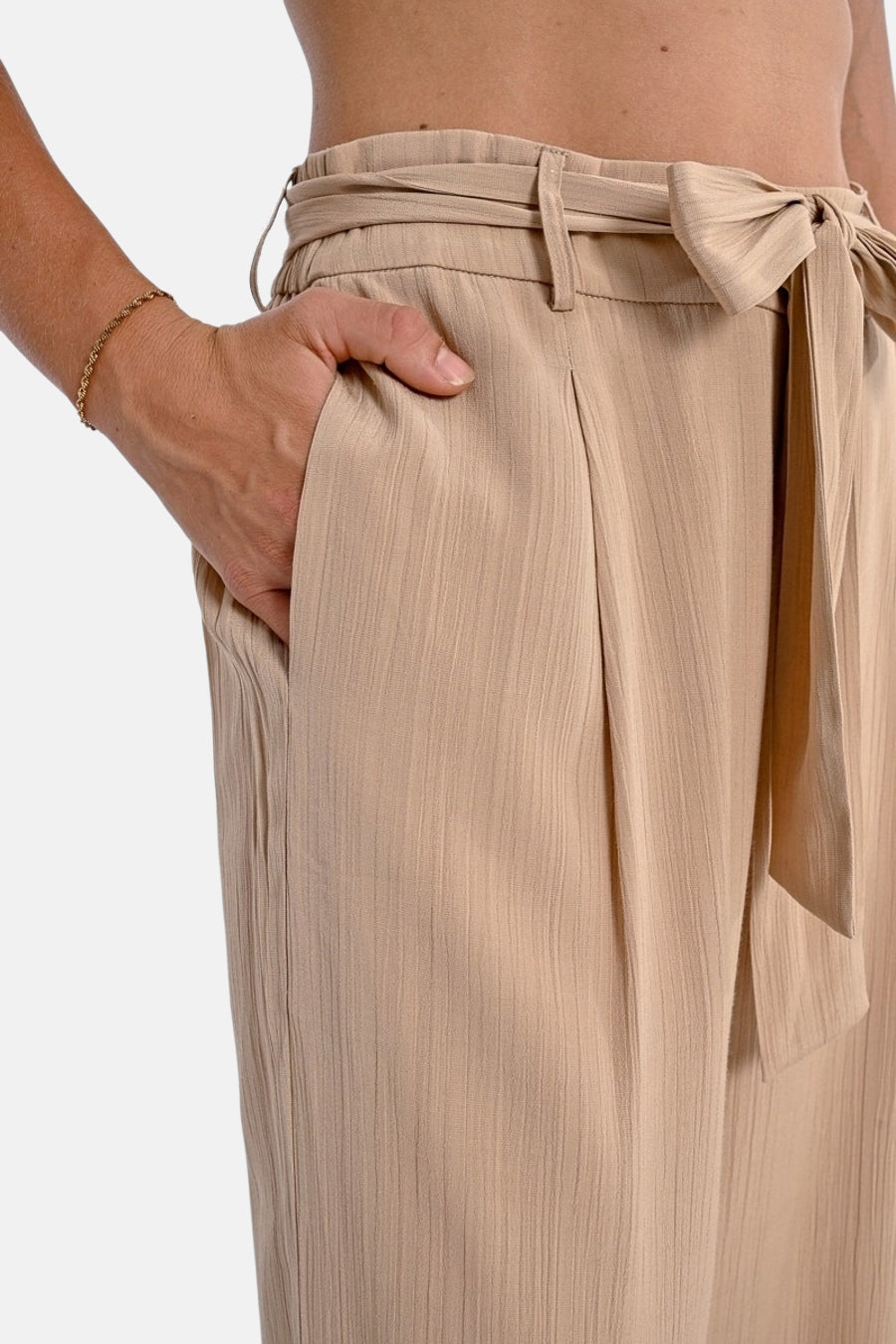 Beige broek Molly Bracken met strikceintuur, duidelijke plooien en gestreepte textuur.
