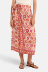 Jupe longue multicolore de Molly Bracken, imprimé floral fantaisie, nouée à la taille, portée avec des sandales plates.