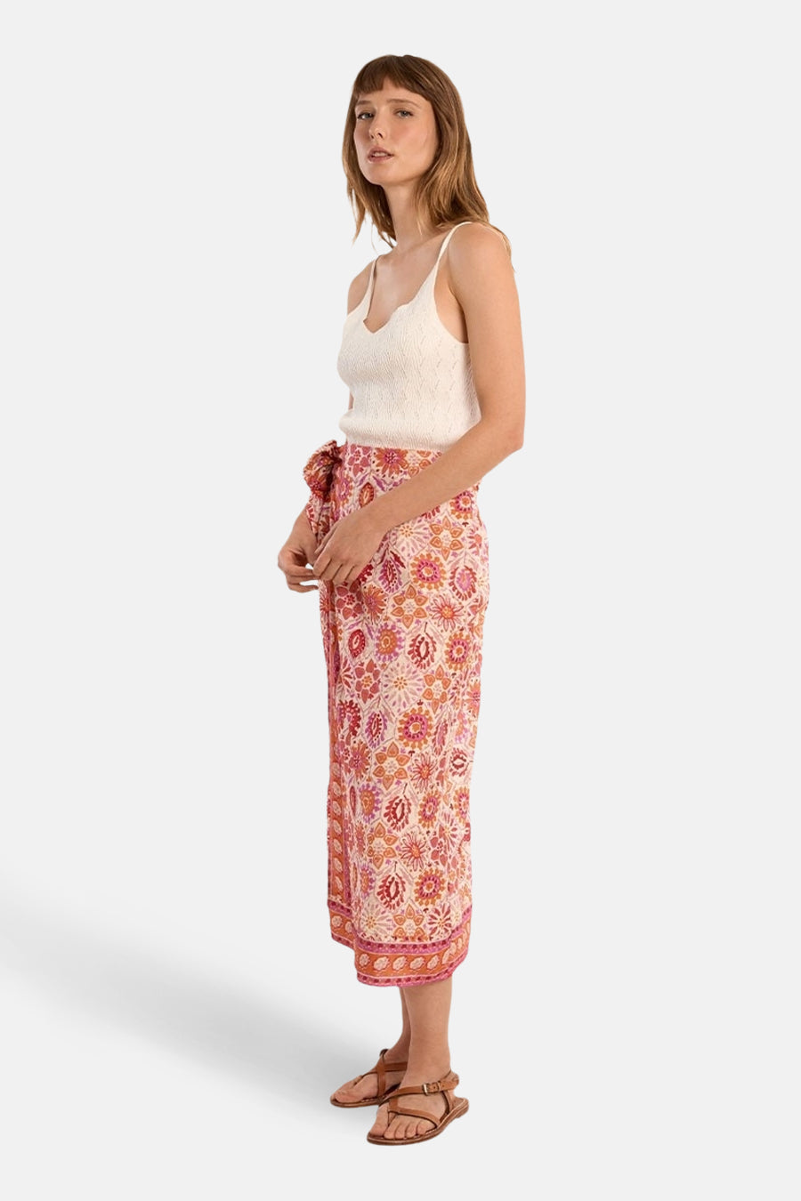 Jupe longue multicolore de Molly Bracken à motif floral, portée avec un débardeur blanc et des sandales en cuir marron.