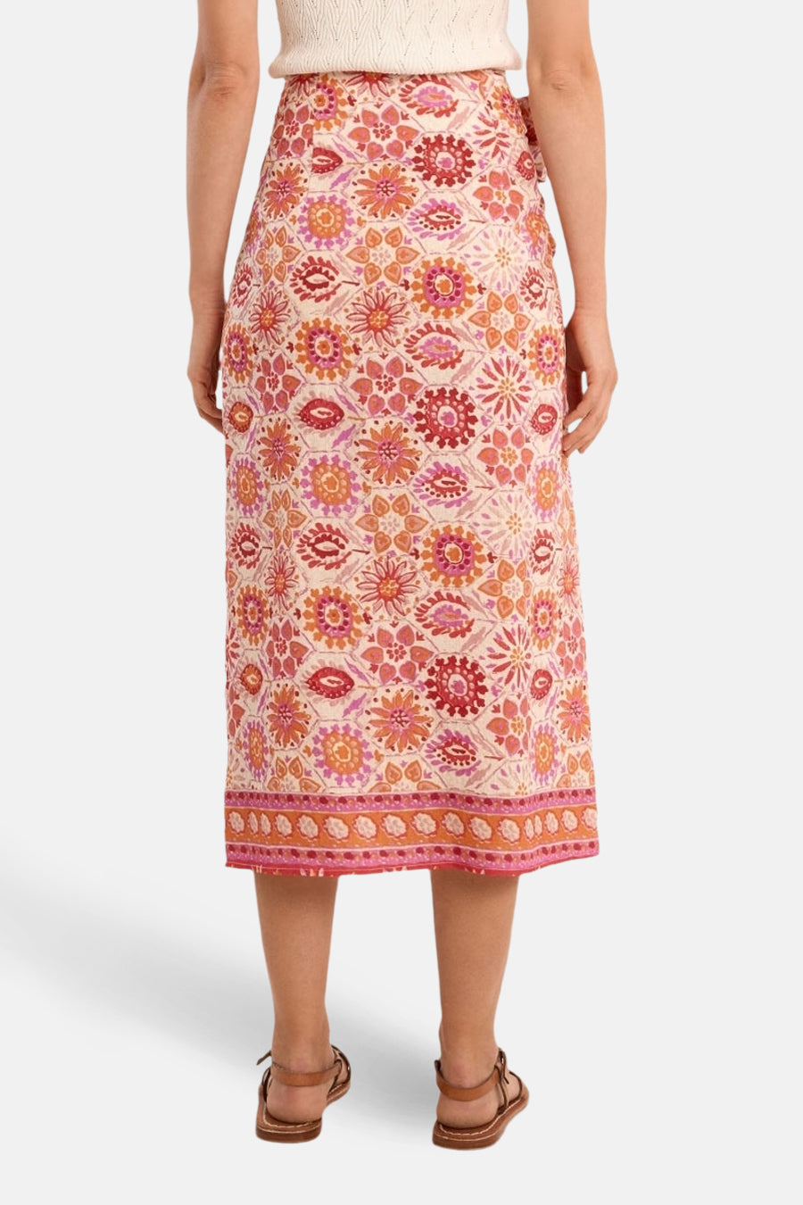 Jupe longue multicolore de Molly Bracken, à motif floral, portée avec des sandales à brides.