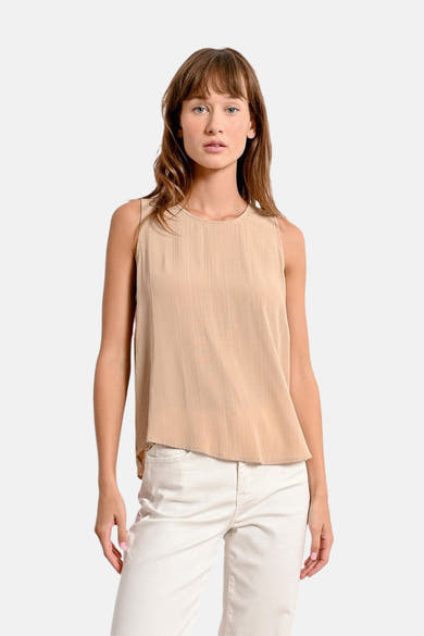 Beige mouwloos bloesje van Molly Bracken, met subtiele textuur, gedragen met een witte broek.