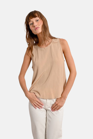 Beige mouwloos hemd van Molly Bracken, met een delicate textuur, gedragen met een witte broek.