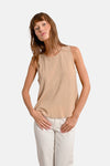 Beige mouwloos hemd van Molly Bracken, met een delicate textuur, gedragen met een witte broek.
