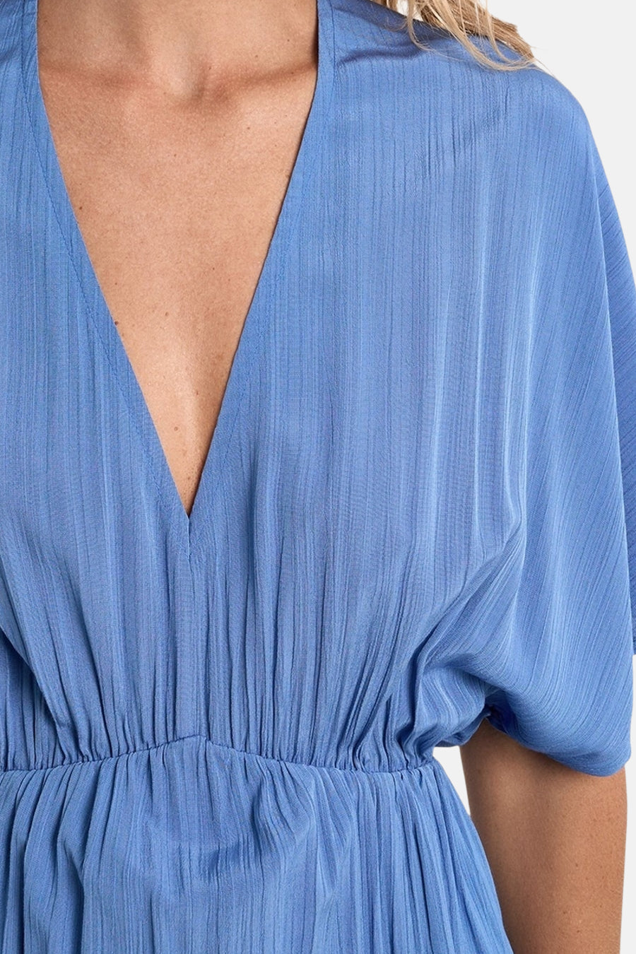 Molly Bracken blauwe jurk met V-hals en geplooide textuur.