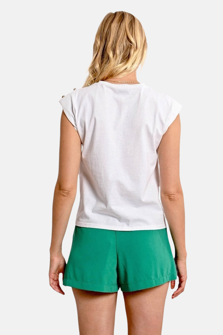 Witte T-shirt met korte mouwen van Molly Bracken, gedragen met een groene korte broek, achterzicht.