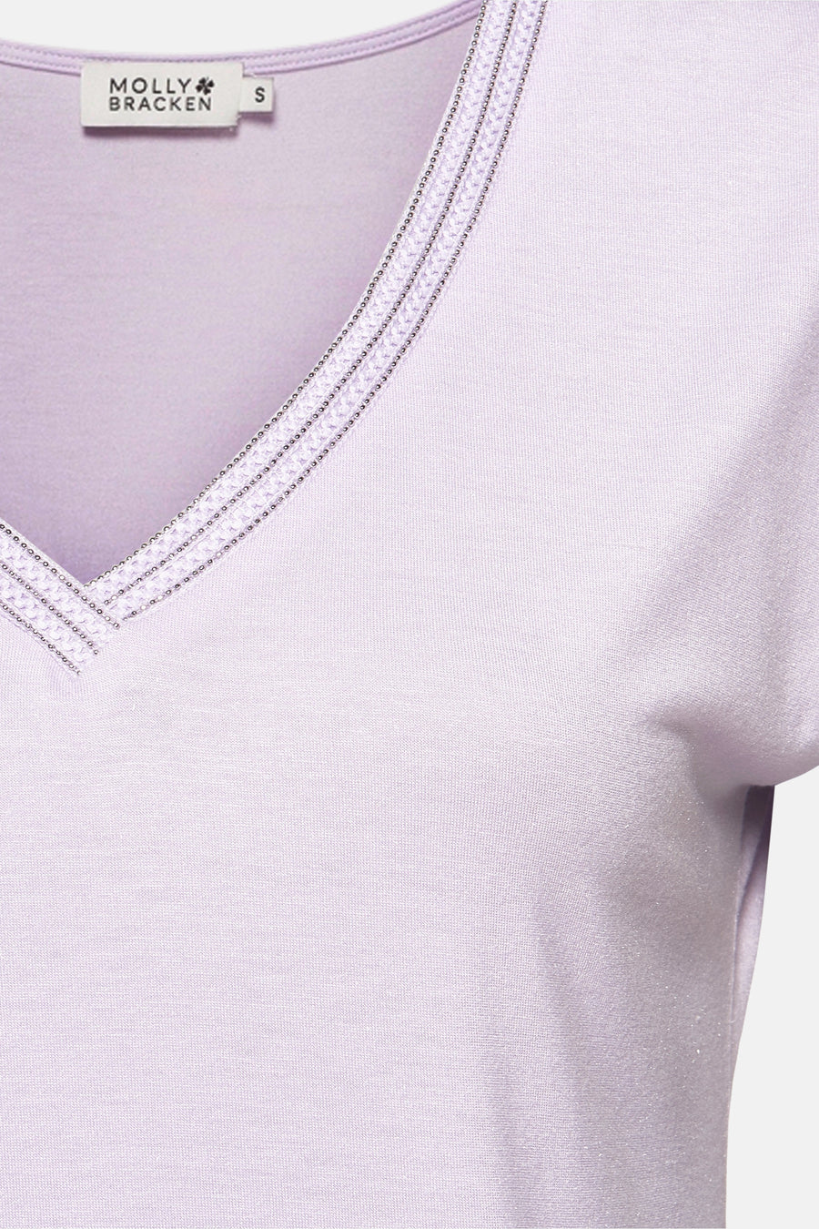 Paars T-shirt met korte mouwen van Molly Bracken, met V-hals versierd met kralen.