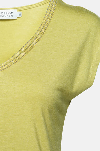 T-shirt vert à manches courtes de Molly Bracken, orné d'une bordure décorative argentée à l'encolure.