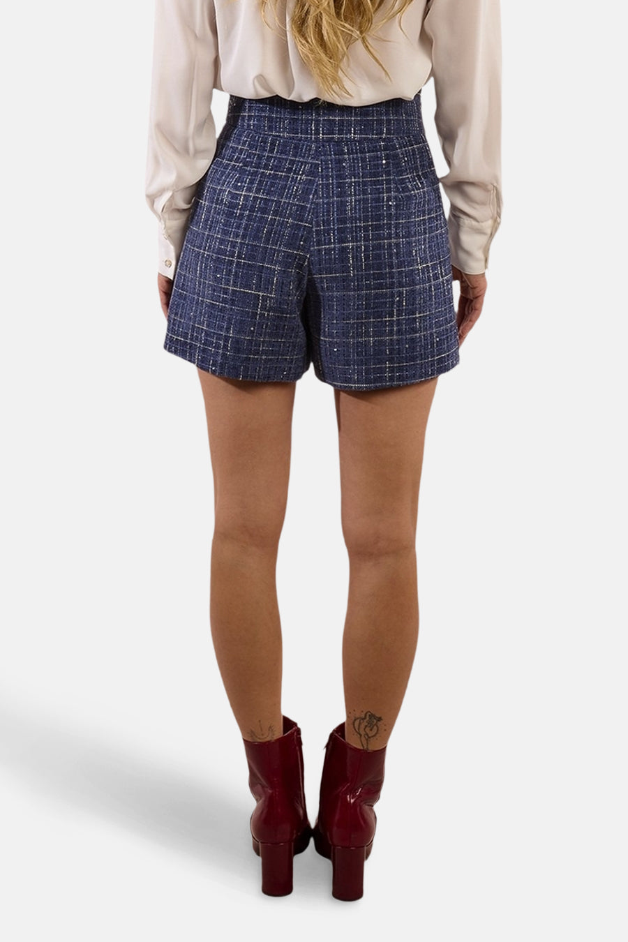 Short bleu à carreaux par Molly Bracken, vue de dos, porté avec une chemise et des bottines rouges vernies.
