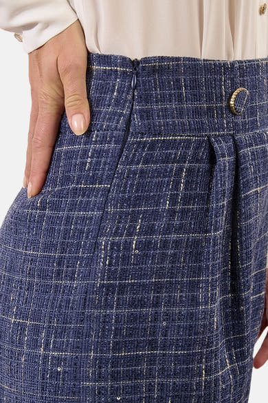 Korte blauwe geruite Molly Bracken short, met een ritssluiting en een decoratieve knoop.